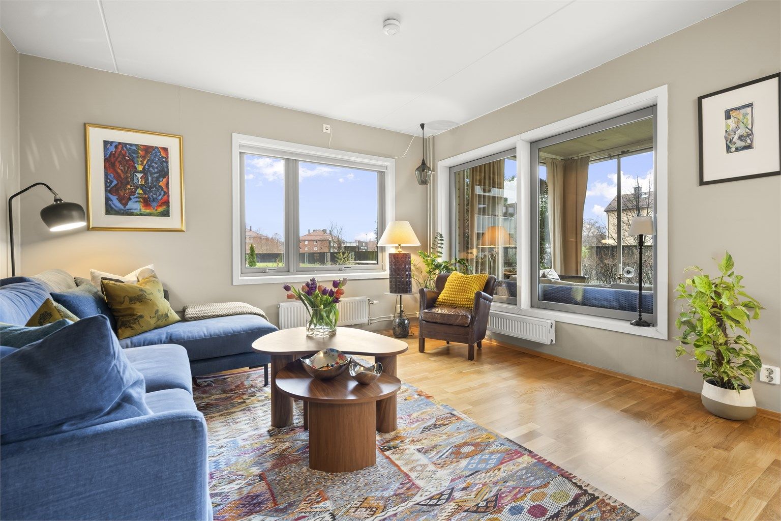 Store vindusflater slipper inn rikelig med dagslys og gir en luftig atmosfære.