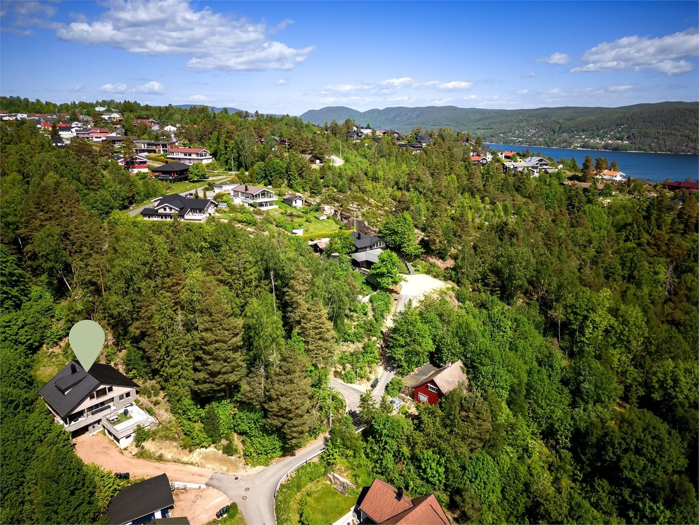 Boligen har et moderniseringsbehov, men gir et godt utgangspunkt for å skape sitt eget drømmehjem.