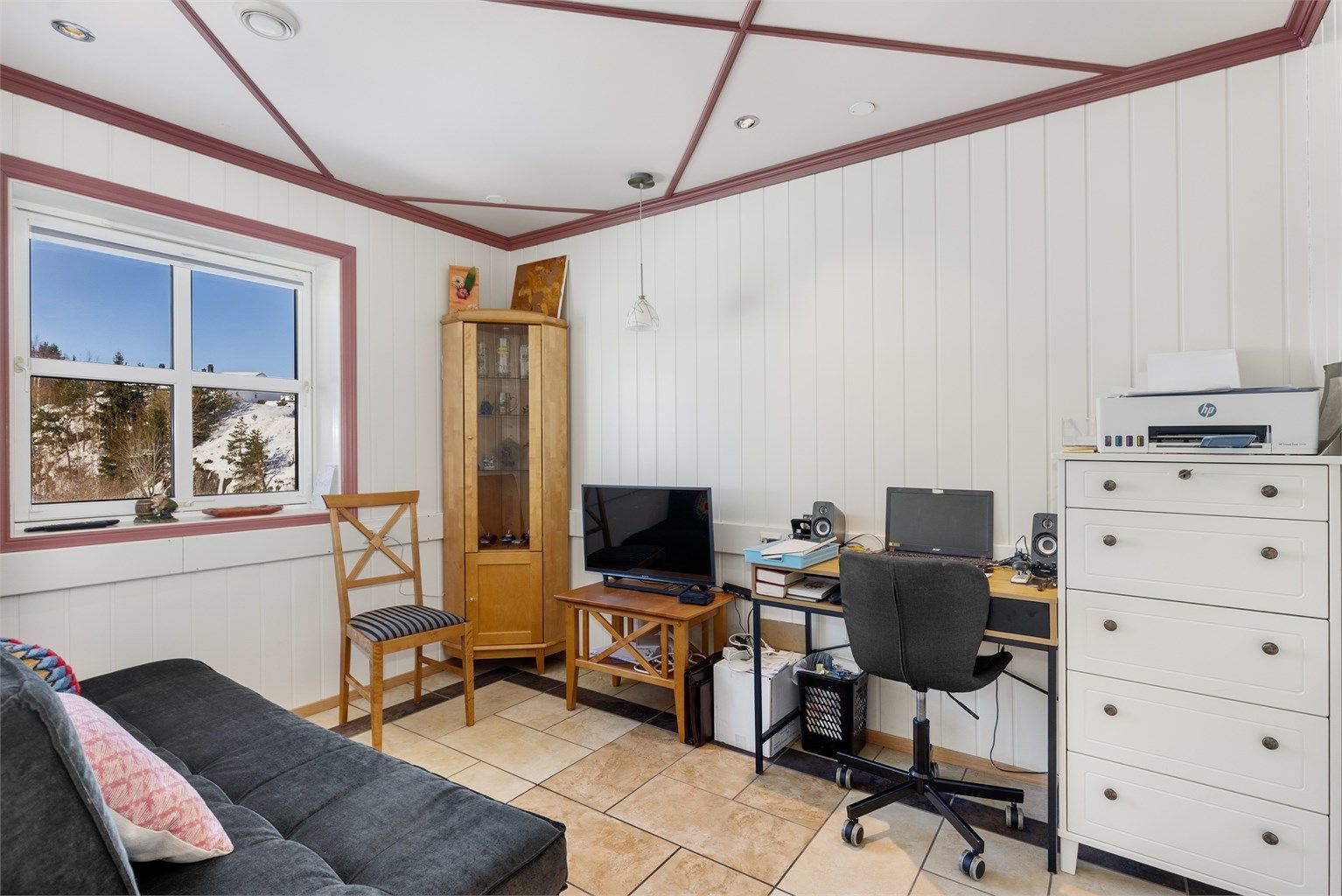 Det andre soverommet hovedetasjen gir fleksibilitet, og er her benyttet som kontor og TV-stue.