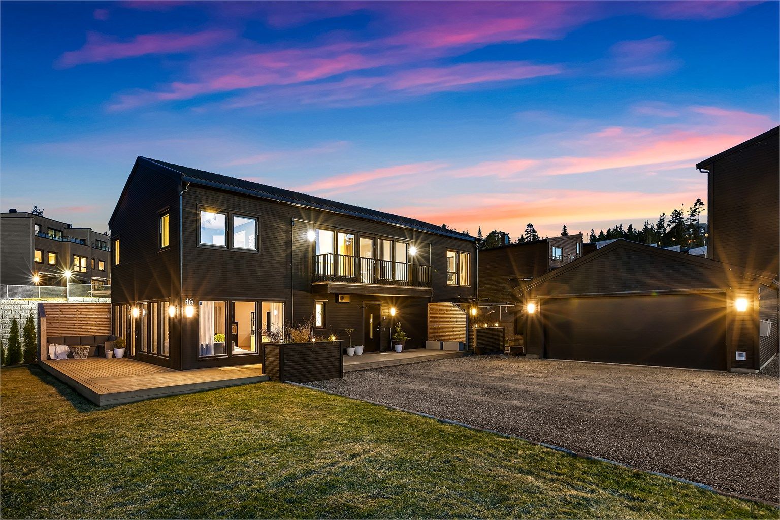 Velkommen til Funkellia 46 - En attraktiv og påkostet enebolig med bl.a 4 soverom, 2 stuer, 3 bad og hybeldel med egen inngang