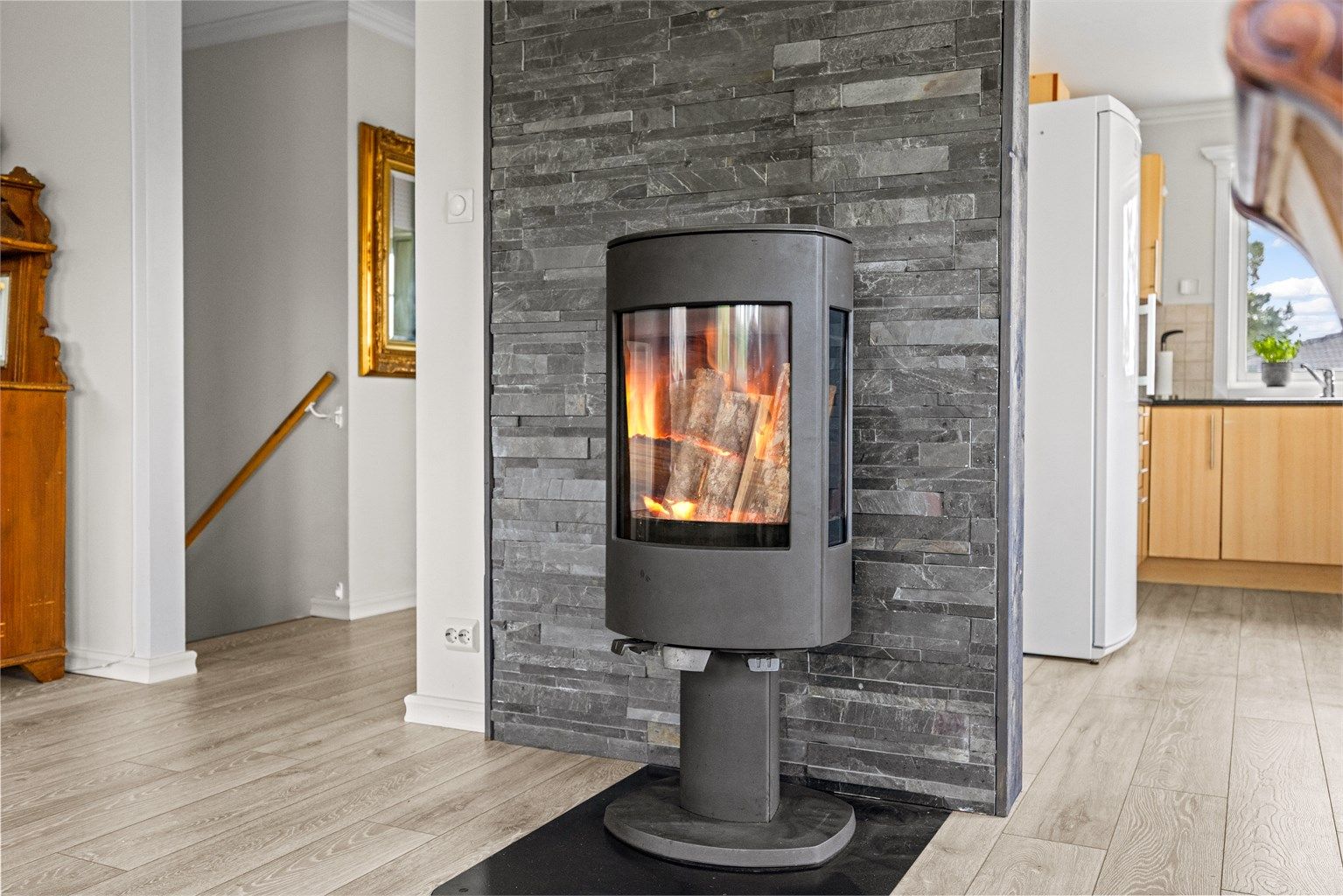En moderne peisovn gir både varme og en hyggelig atmosfære i stuen.