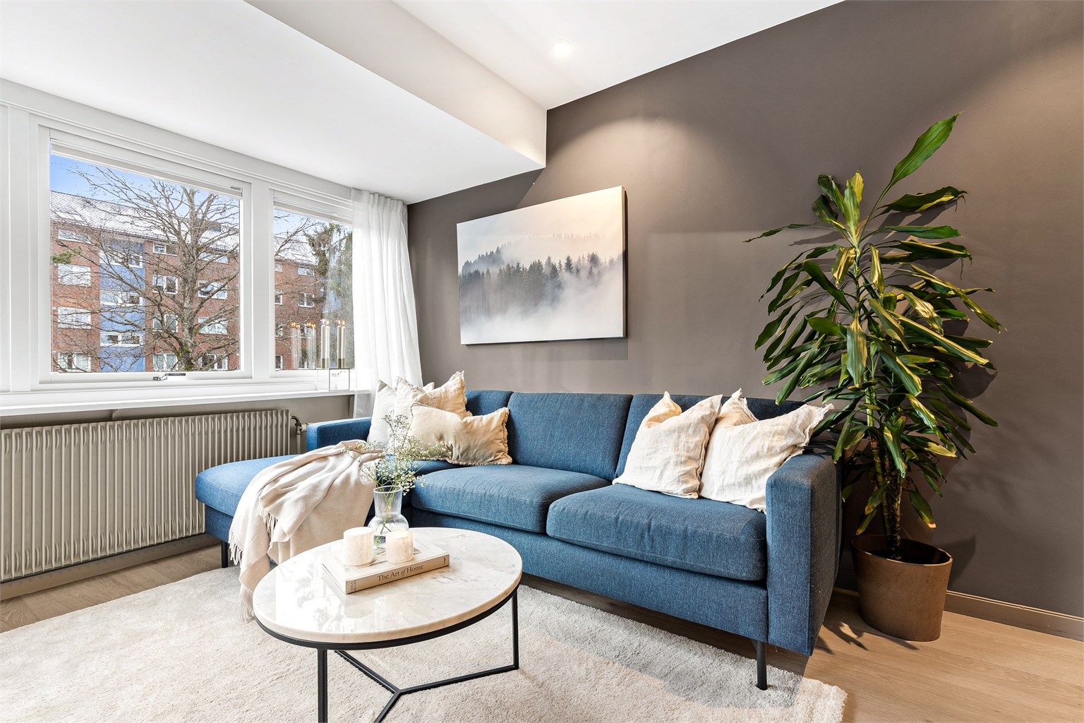 Stuen er av god størrelse med plass til sofa, salongbord og TV-seksjon.