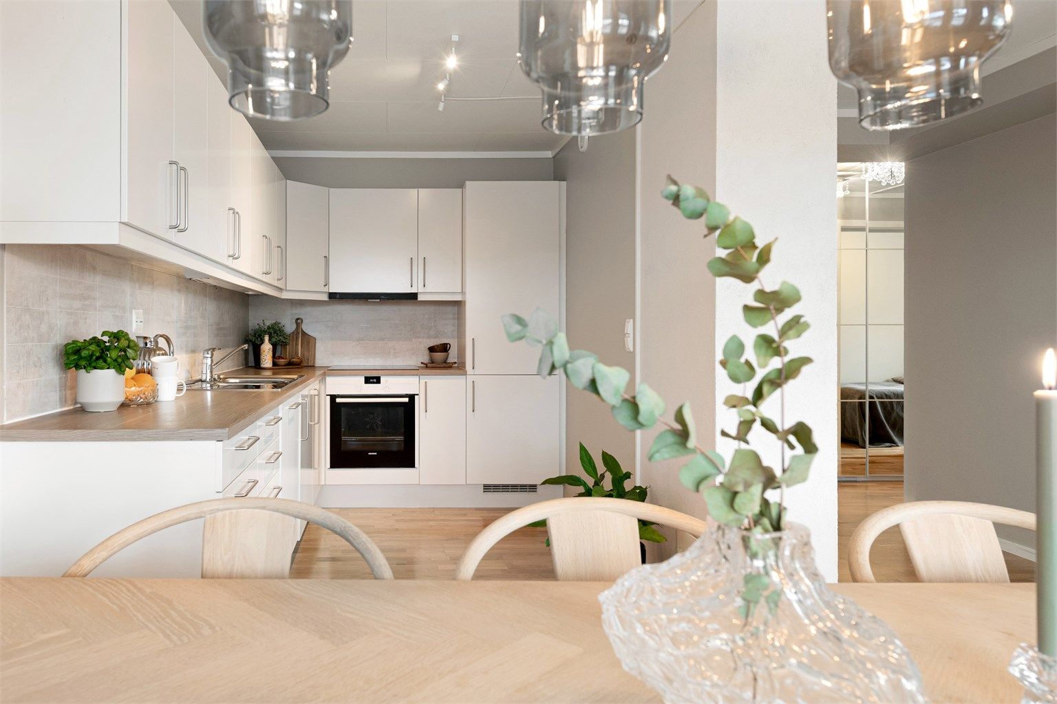 Spisestuen har god plass til et stort spisebord, og er et naturlig samlingspunkt i leiligheten.