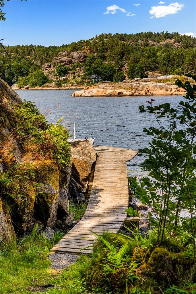 Fra hytteveggen er det ikke langt til gode bademuligheter.
