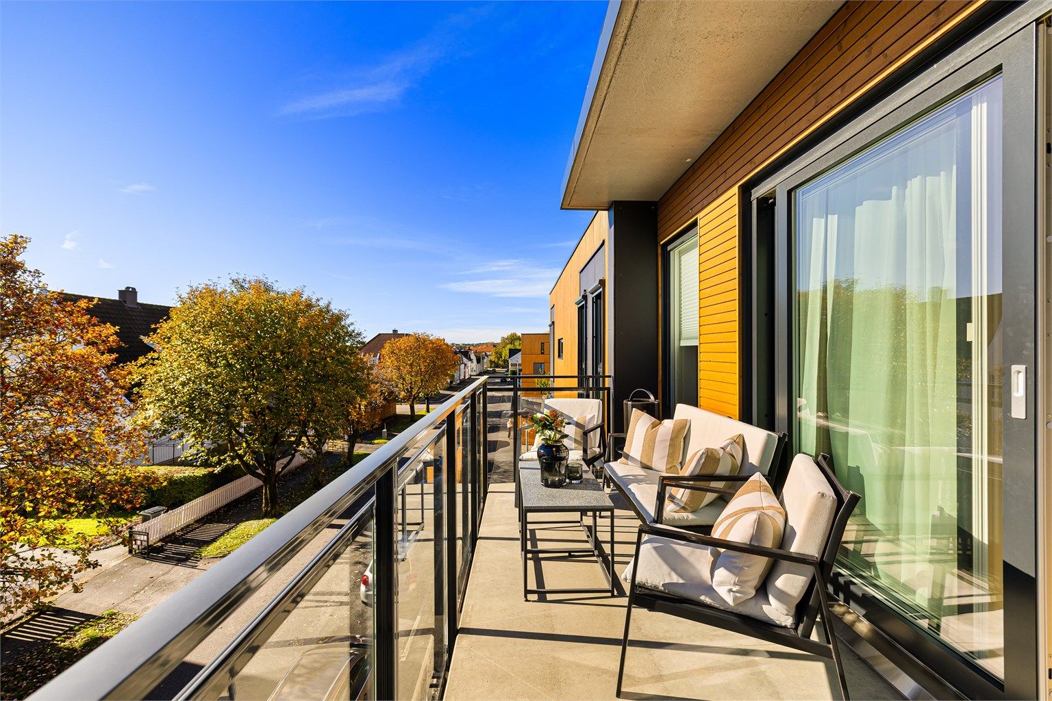 Foruten gode solforhold byr balkongen på 180 grader vidstrakt utsyn til nabolagets veletablerte villabebyggelse.