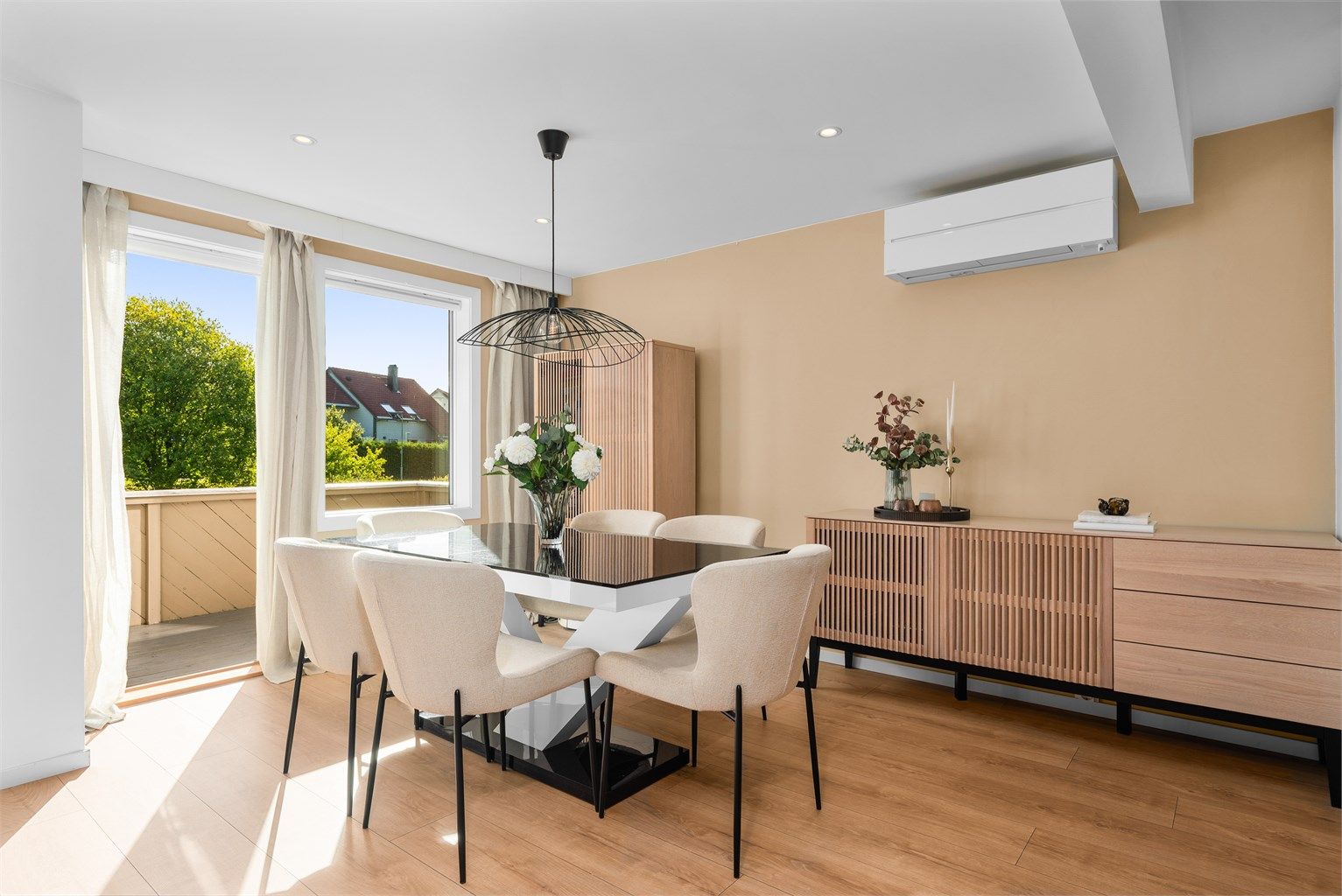 Fra spisestuen er det utgang til en balkong på 5 m².