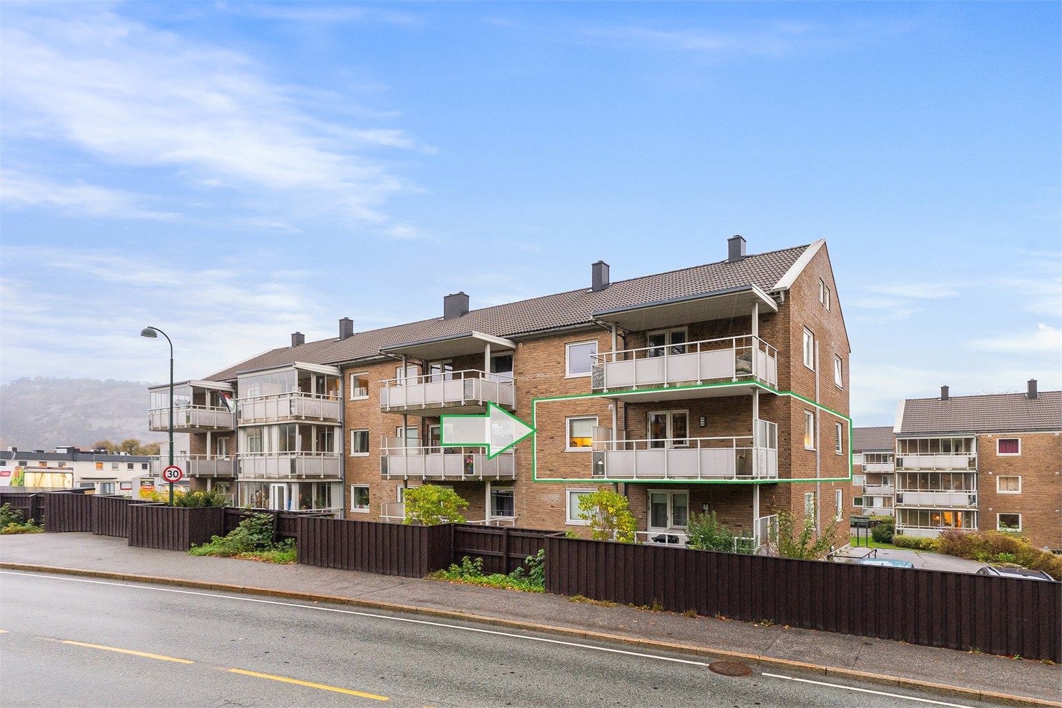 Endeleilighet med god planløsning og 3 vegger mot det fri med endevinduer