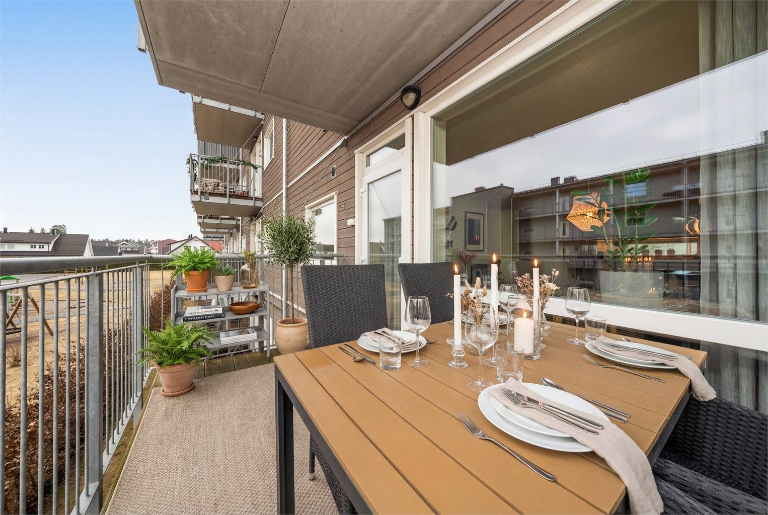 Fra stuen er det utgang til en overbygget balkong på 8 m² med god plass til en sittegruppe.