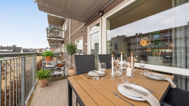 Fra stuen er det utgang til en overbygget balkong på 8 m² med god plass til en sittegruppe.