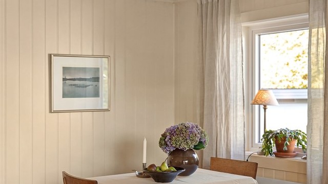 Spiseplassen er plassert lyst til ved vinduet.
