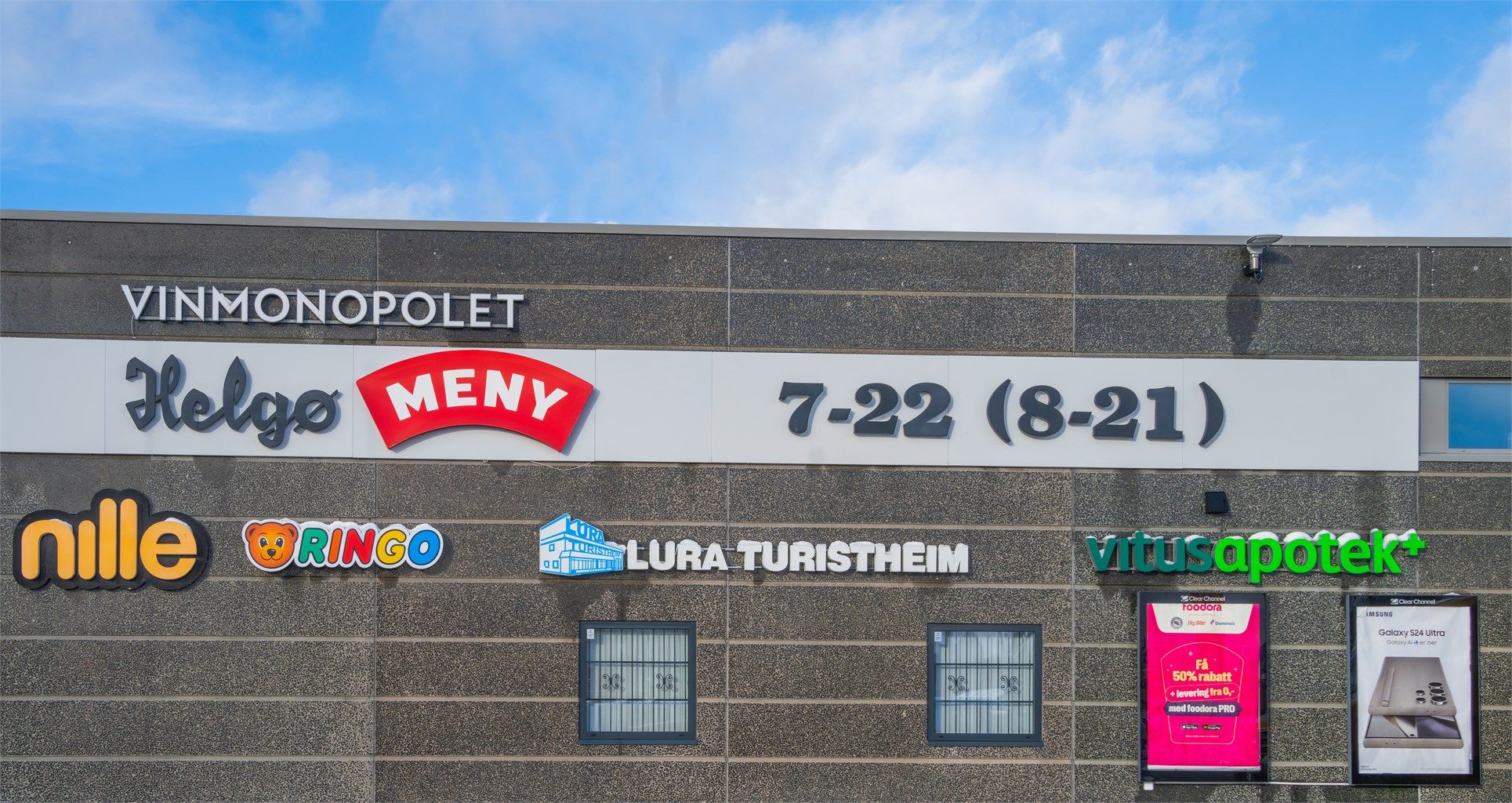 Hverdagslogistikken er enkel med Helgø Meny, apotek og vinmonopol i umiddelbar nærhet.