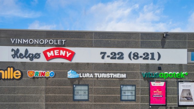 Hverdagslogistikken er enkel med Helgø Meny, apotek og vinmonopol i umiddelbar nærhet.