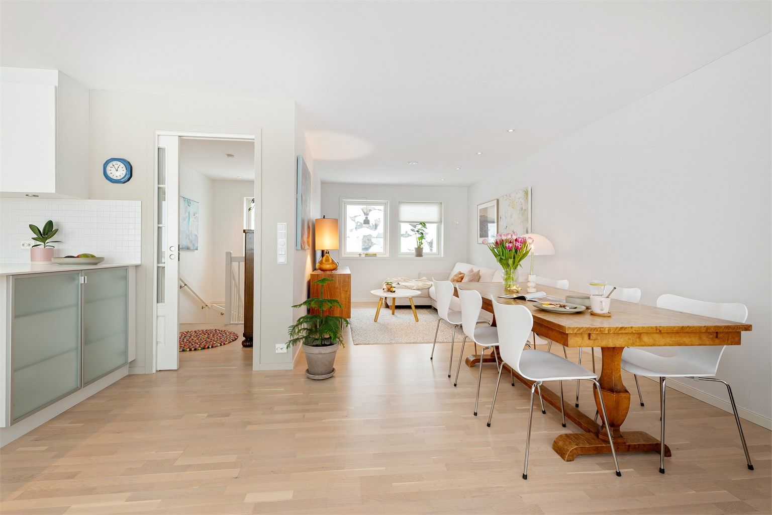 Fra kjøkkenet er det utsikt mot trapperommet og stuen.