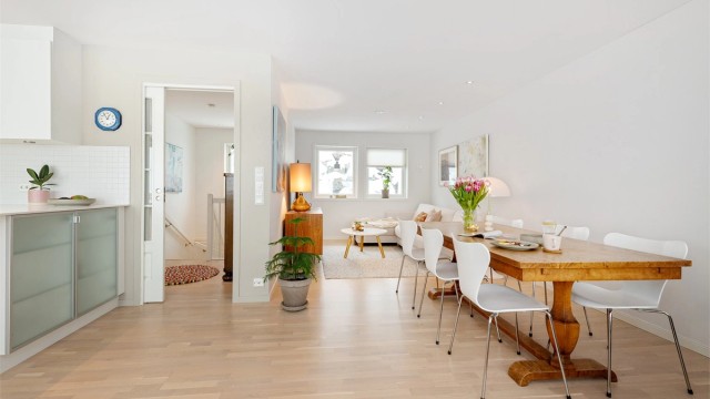 Fra kjøkkenet er det utsikt mot trapperommet og stuen.