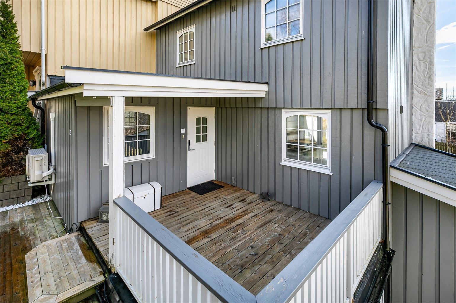 Terrasser er anlagt også på inngangssiden. Disse er mer tilbaketrukne og skjermede alternativer til de store og solfylte på motsatt side.