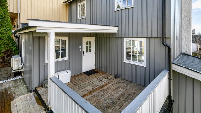 Terrasser er anlagt også på inngangssiden. Disse er mer tilbaketrukne og skjermede alternativer til de store og solfylte på motsatt side.