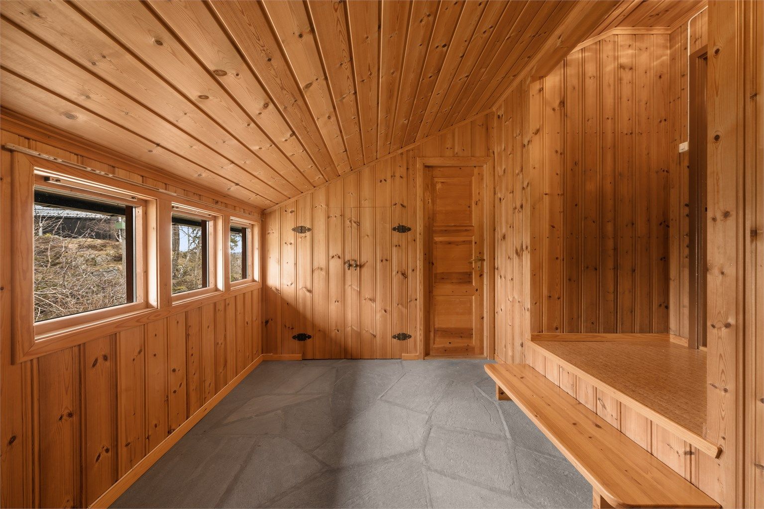 Entréen fremstår romslig og har bl.a. innebygd garderobeskap. 