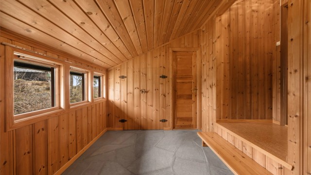 Entréen fremstår romslig og har bl.a. innebygd garderobeskap.