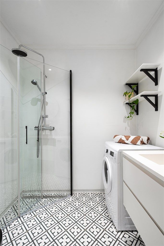 Badet er utstyrt med servant med ett-greps armatur (Mora), speil og dobbel stikkontakt på vegg samt vegghengt toalett(Geberitt). Videre er det dusjhjørne med glassdører, ett-greps armatur med dusjhode samt hånddusj.