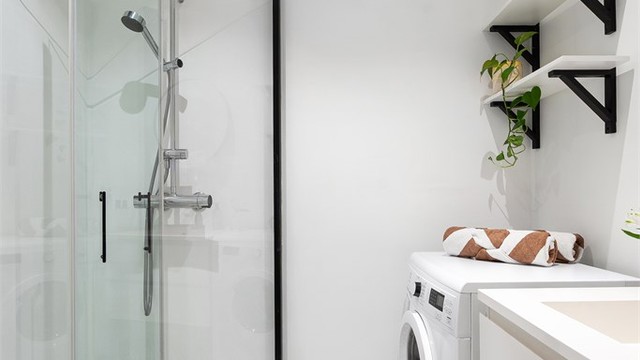 Badet er utstyrt med servant med ett-greps armatur (Mora), speil og dobbel stikkontakt på vegg samt vegghengt toalett(Geberitt). Videre er det dusjhjørne med glassdører, ett-greps armatur med dusjhode samt hånddusj.