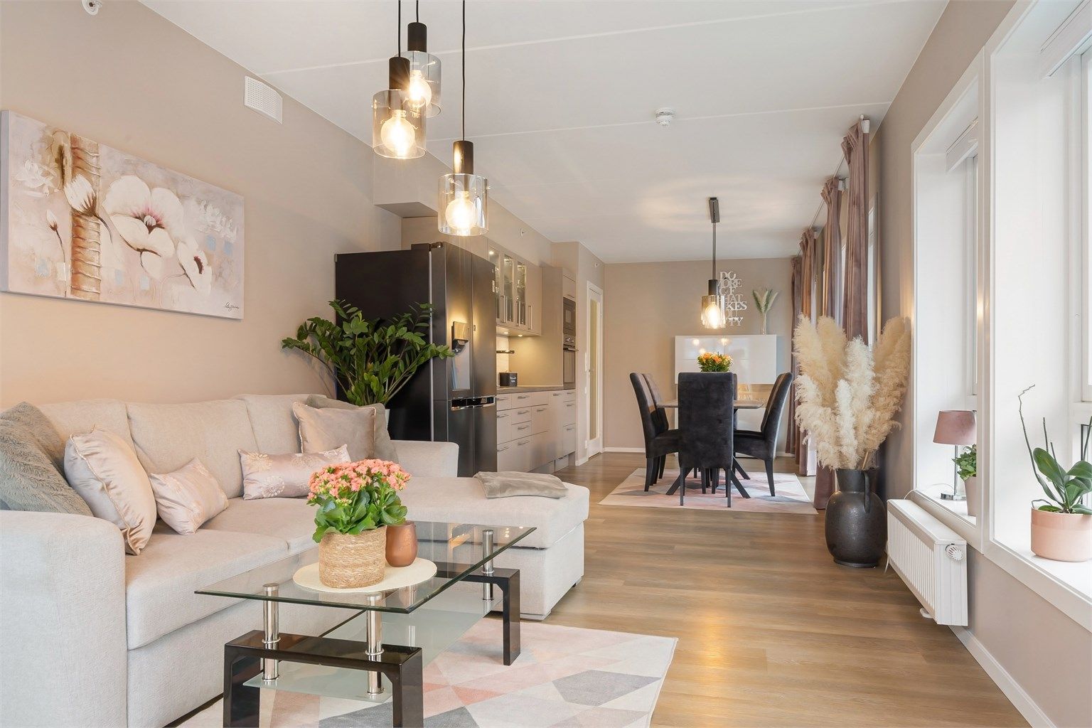 Dette er en lys og moderne 3-roms hjørneleilighet med åpen planløsning og gjennomgående nye overflater.