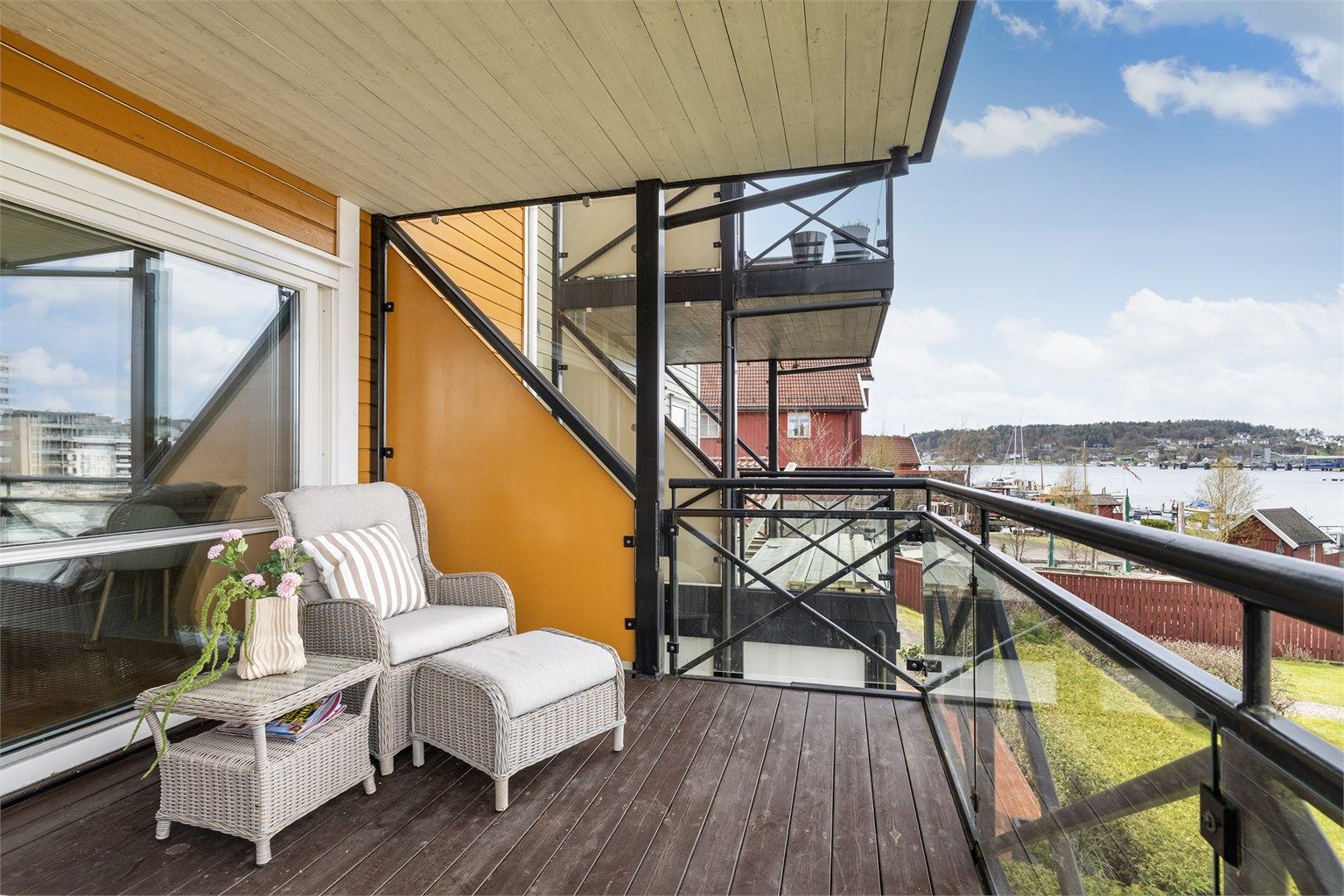 Her er det god plass til en hyggelig sittegruppe for å nyte utsikten og omgivelsene.