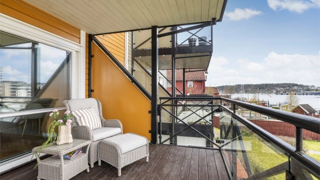 Her er det god plass til en hyggelig sittegruppe for å nyte utsikten og omgivelsene.