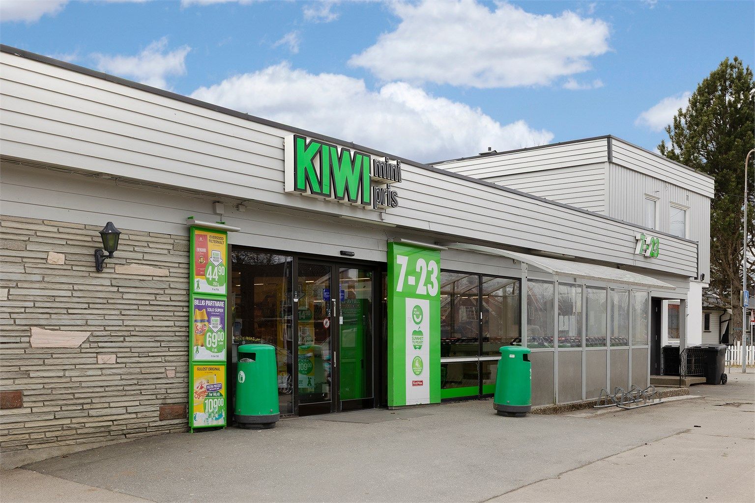 Dagligvarehandelen gjøres enkelt på Kiwi Finstad, som ligger i gangavstand.