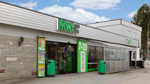 Dagligvarehandelen gjøres enkelt på Kiwi Finstad, som ligger i gangavstand.