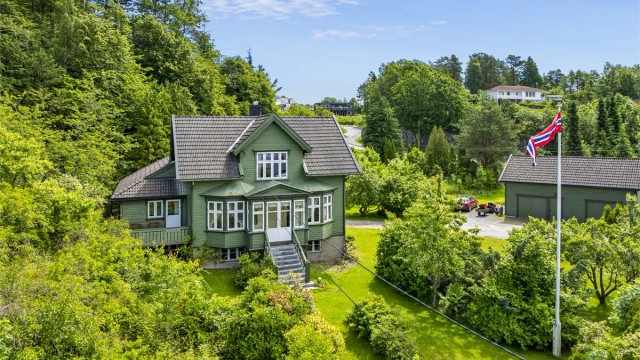 Eneboligen på eiendommen er innholdsrik og fordeler seg på 3 etasjer.