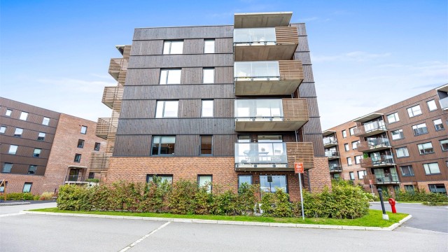 Bygget har heisadkomst til etasjeplan og felles garasjeanlegg i underetasjen.