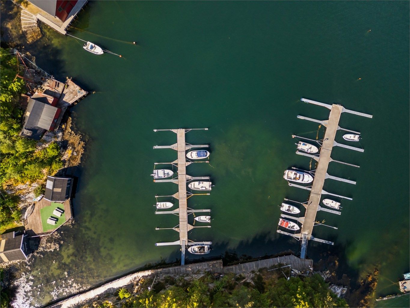 Båtplass nummer 1, denne kan kjøpes som et tillegg til naustet for kr. 130.000. Bredde x Lengde på utliggere er 3,5 m x 6 m.