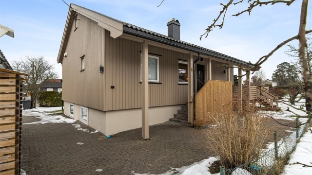 Boligen ble etterisolert og fikk ny kledning i 2024.