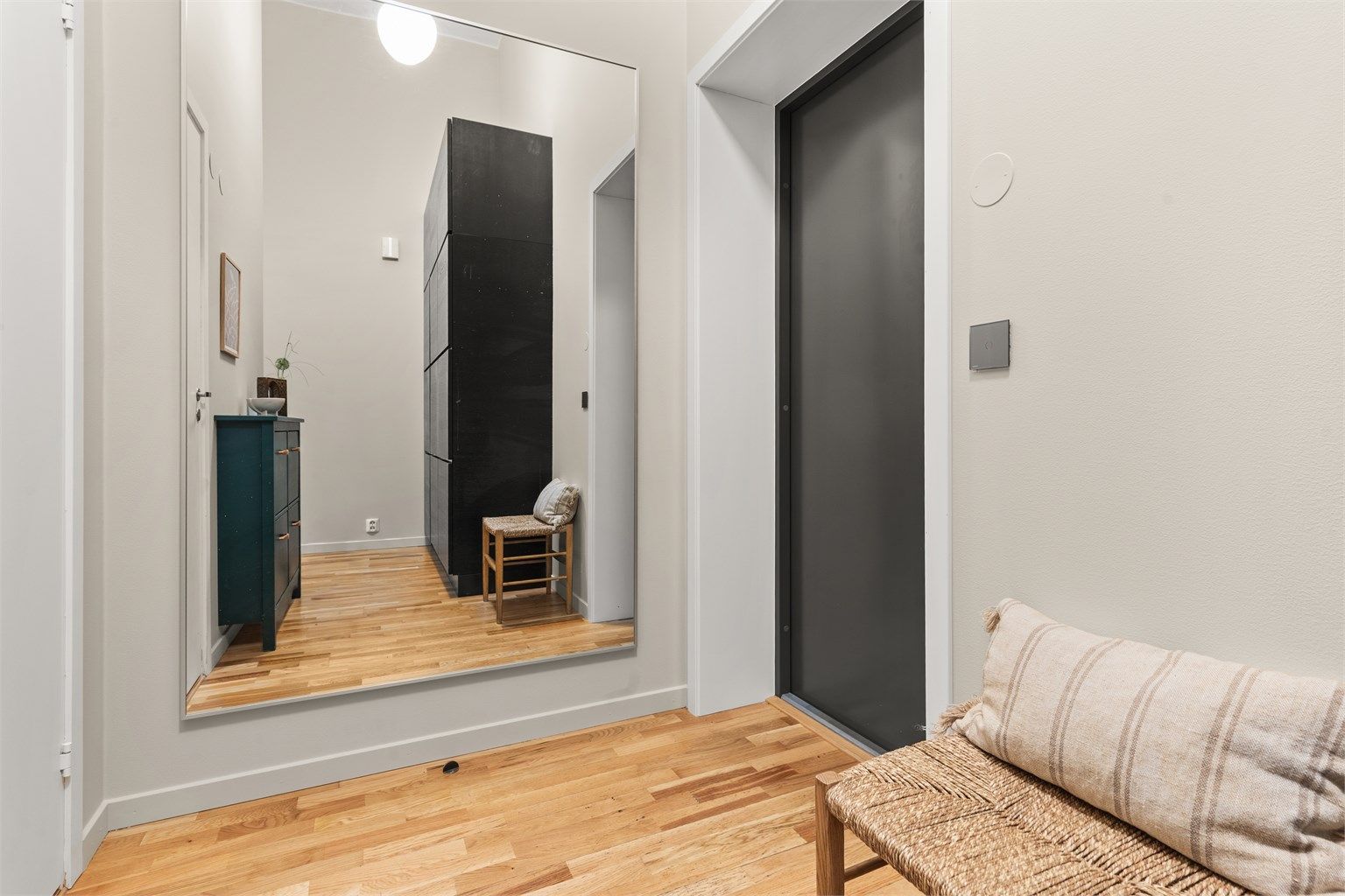 Den private inngangen ønsker deg velkommen inn til en lys og innbydende entré.