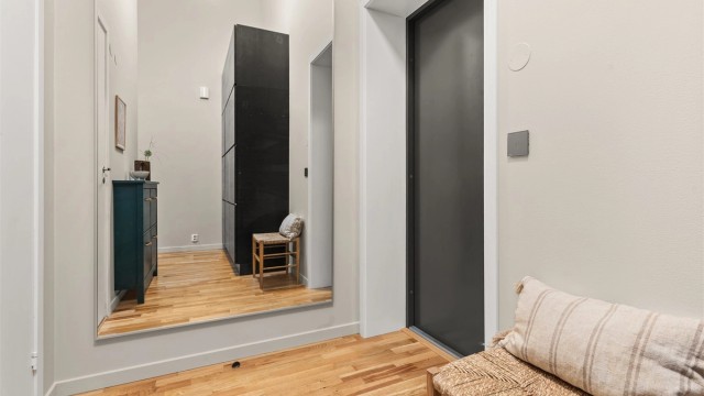 Den private inngangen ønsker deg velkommen inn til en lys og innbydende entré.