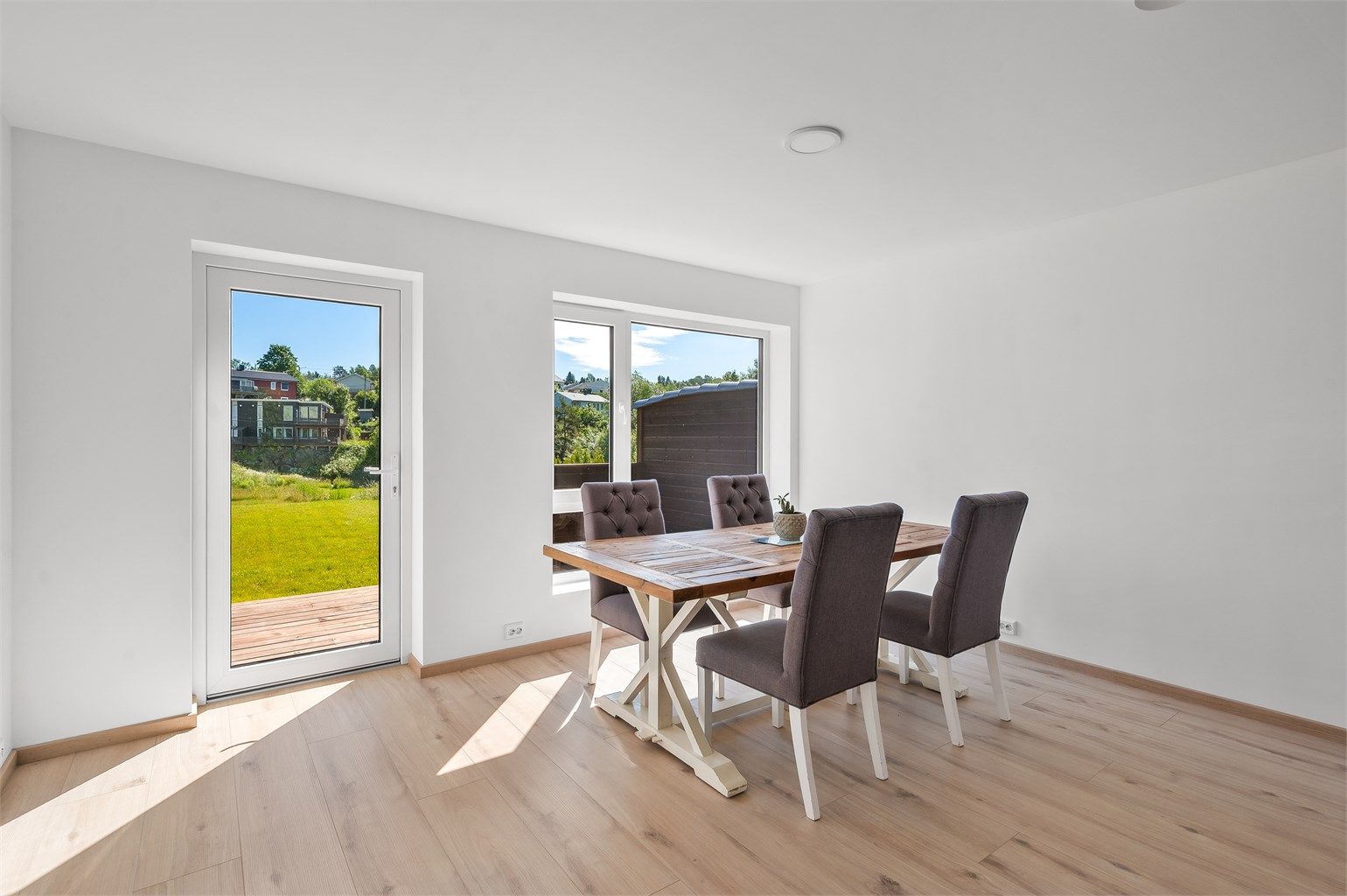 Utgang til terrasse og hage fra stuen