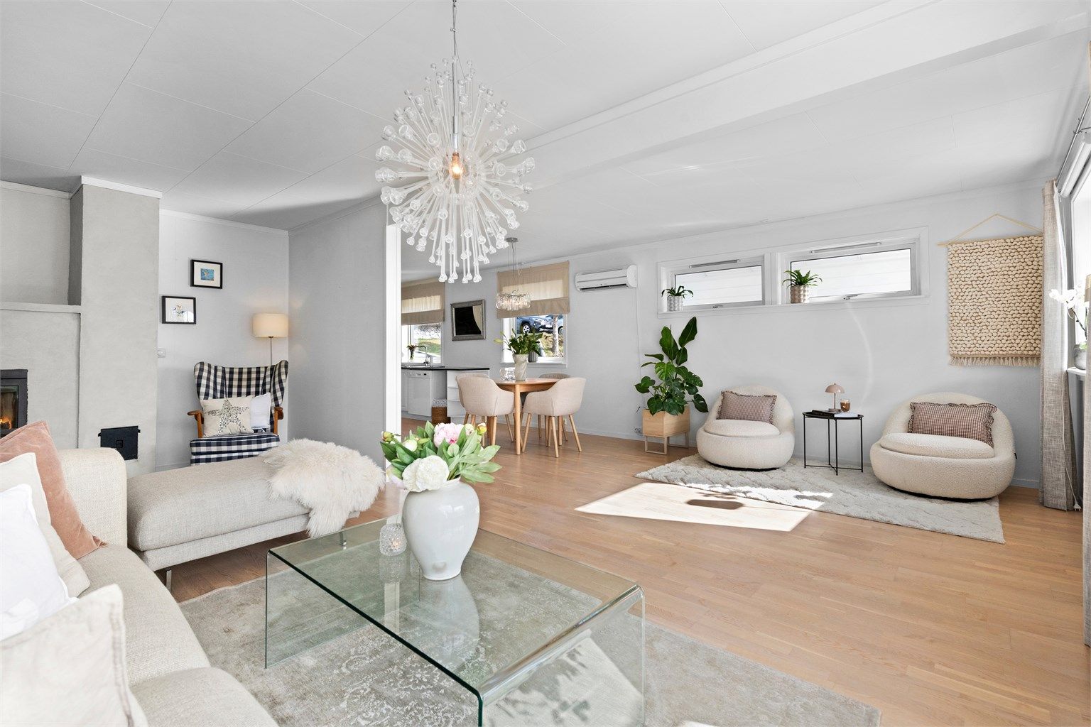 Den åpne løsningen mellom stue og kjøkken skaper en luftig og sosial atmosfære i boligens hovedplan