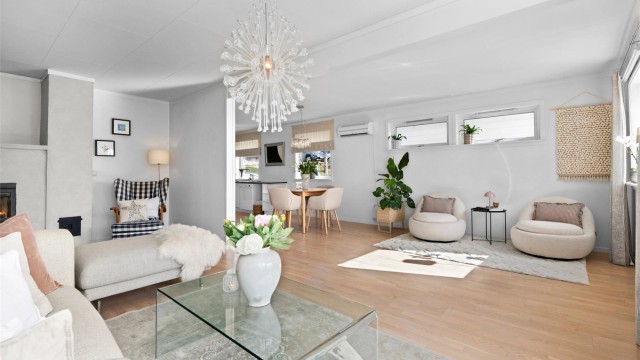 Den åpne løsningen mellom stue og kjøkken skaper en luftig og sosial atmosfære i boligens hovedplan