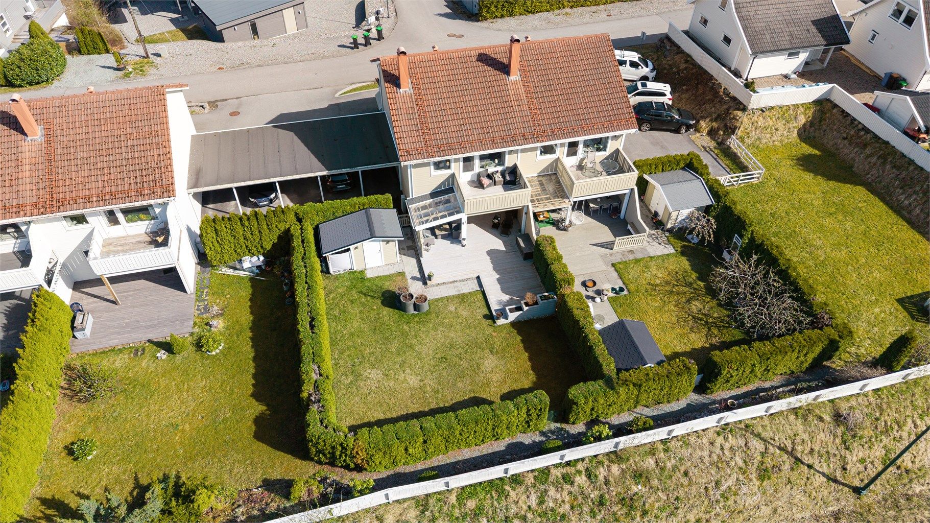 Det er umiddelbar nærhet til flotte turstier, med kort vei til både fjell og sjø.