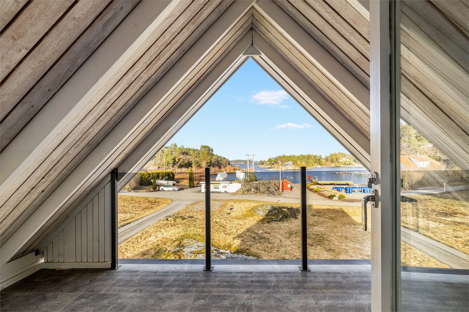 Overbygget veranda i 2. etasje med utsikt rett ut sundet.