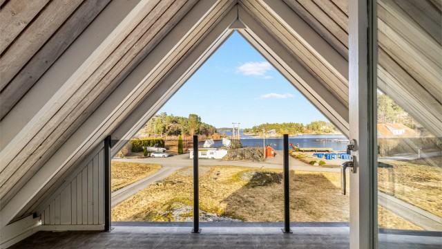 Overbygget veranda i 2. etasje med utsikt rett ut sundet.