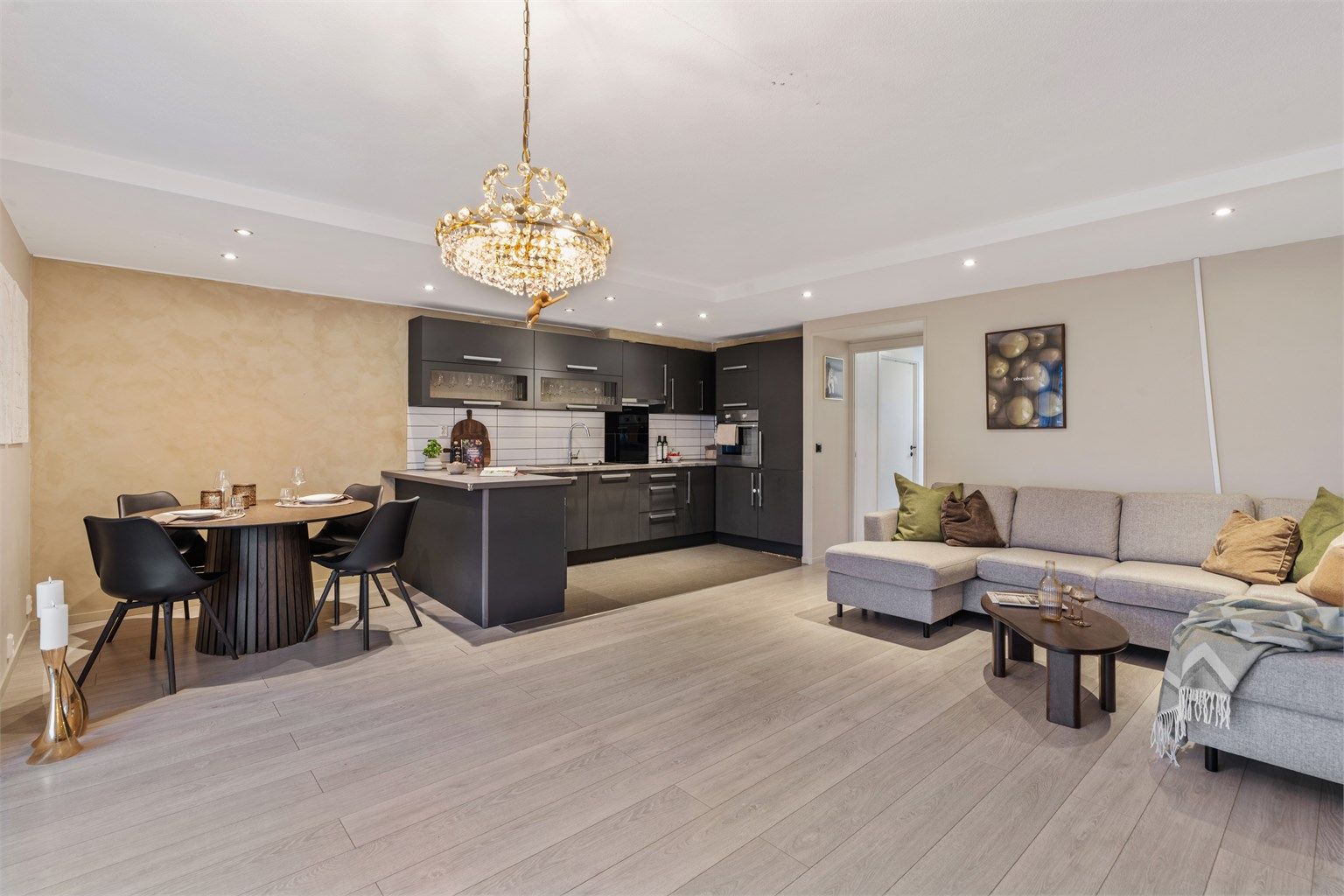 Den åpne løsningen skaper en sosial sone mellom kjøkken og stue.