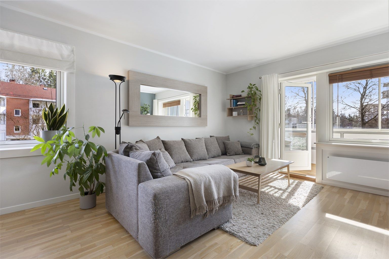 Utgang til balkongen gjennom en ny terrassedør fra 2024. Vinduene i leiligheten ble skiftet i 2021.