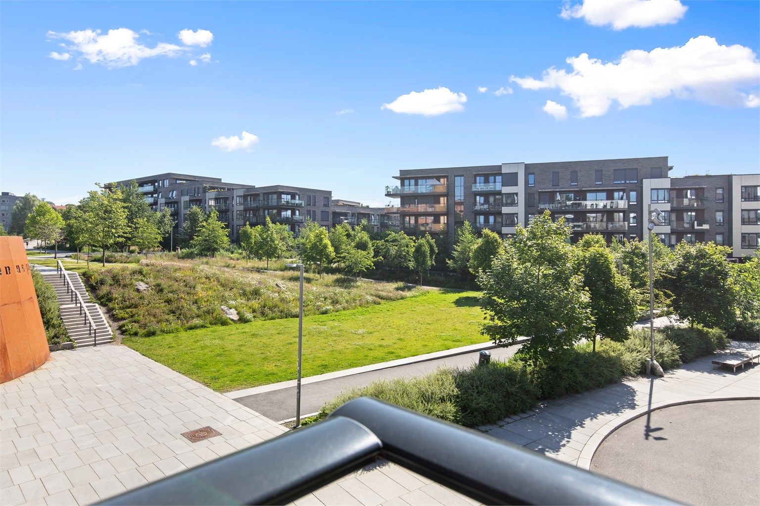 Fra balkongen har man flott utsikt mot grønt parkområde.