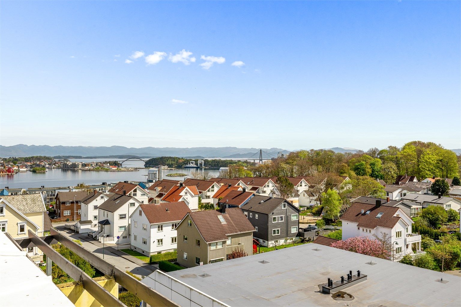 Fra terrassen og flere rom i leiligheten er det flott utsikt over nabolaget og innseilingen. 