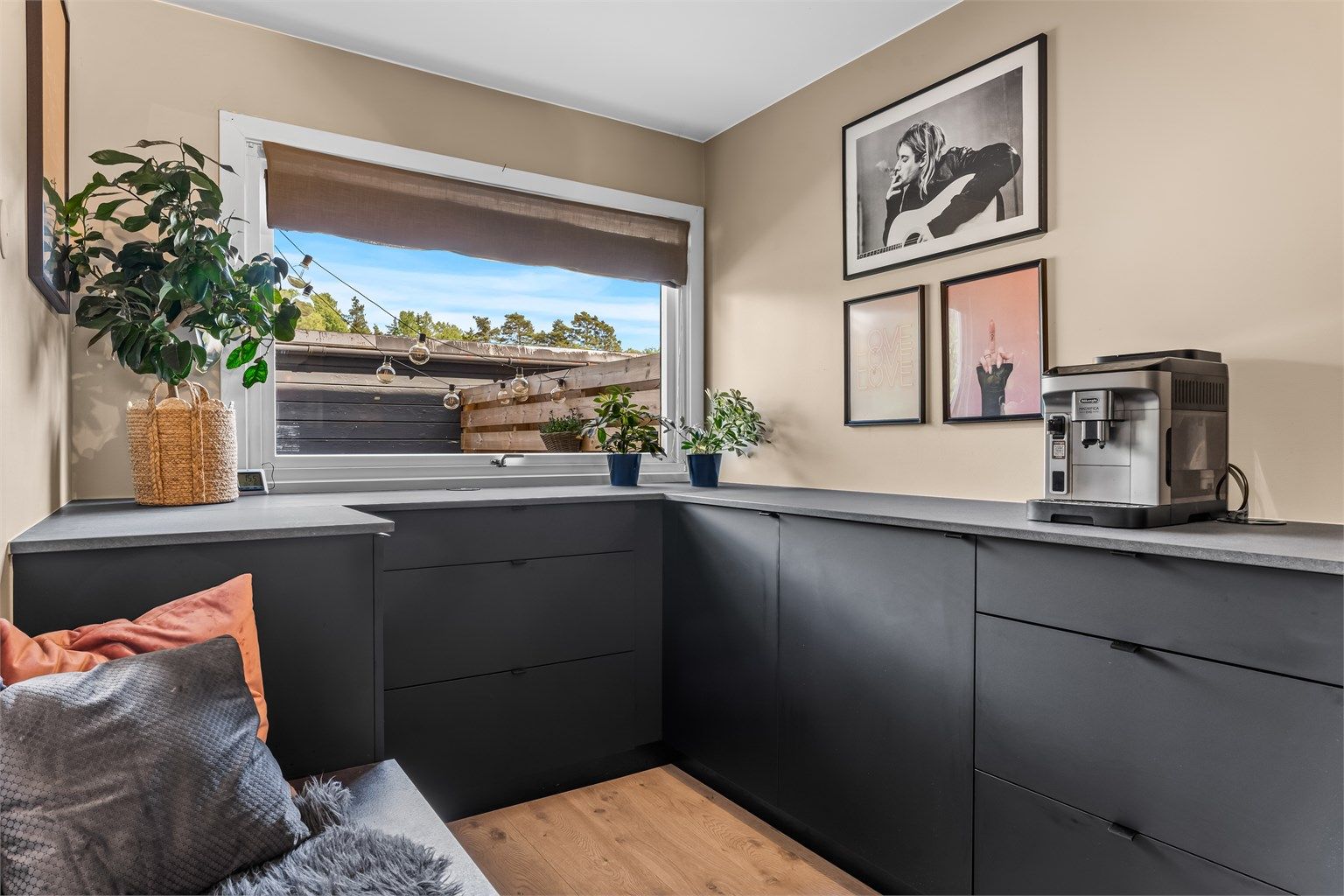 Kjøkkenet har godt med skap- og benkeplass - kjøkkenvinduet er orientert mot nord og gir fint naturlig lys