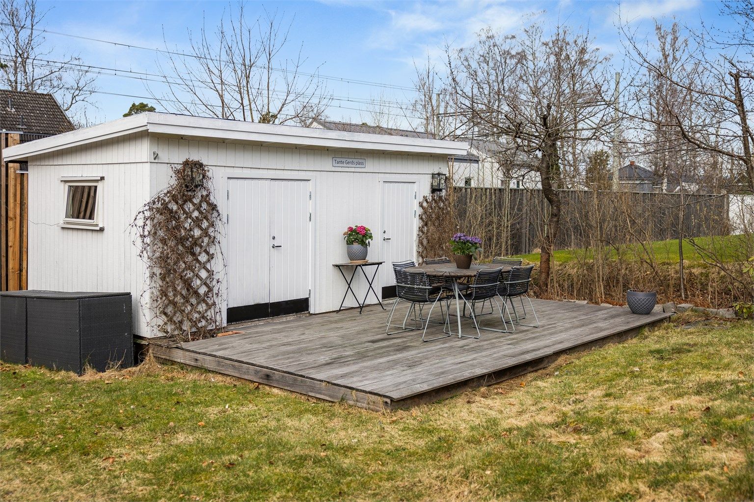 Uteområdene byr på flere solfylte og usjenerte soner gjennom dagen.