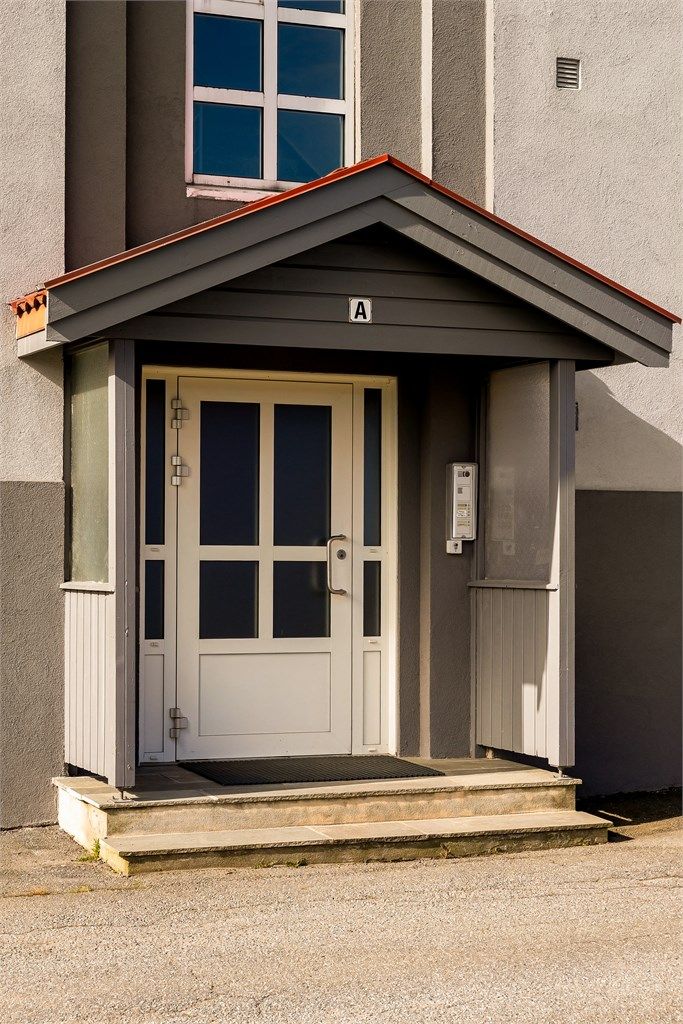 Bygget har en klassisk arkitektur fra 1947. Adkomst til leiligheten skjer via en felles trappeoppgang med porttelefon.