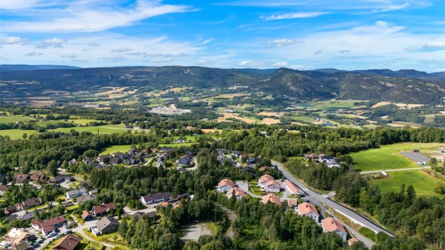 Det er gangavstand til flere barnehager, Hennummarka barneskole og Tranby ungdomsskole. Over hele boligområdet er det opparbeidet interne gangstier, noe som gjør bl.a skoleveien trygg.
