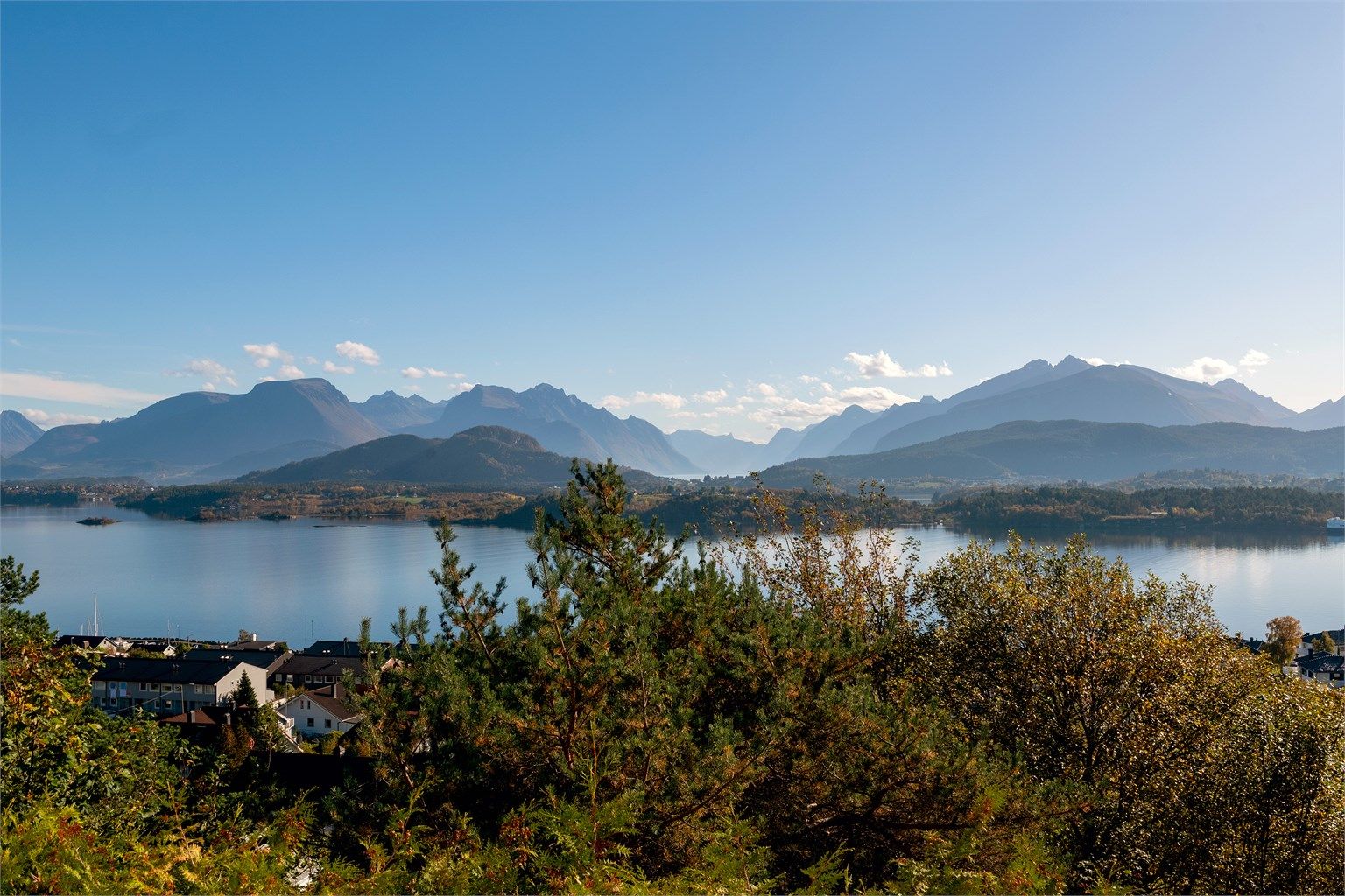 Utsikt over Borgundfjorden mot Sunnmørsalpene.